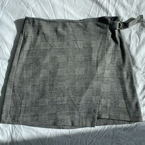 Grey plaid skirt with side buckle